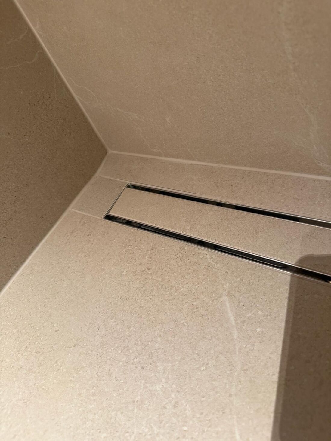 Inloopdouche zonder drempel met zwart kraanwerk