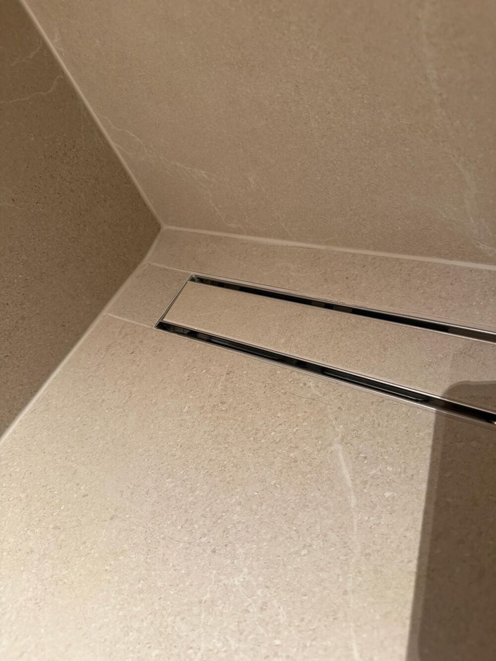 Inloopdouche zonder drempel met zwart kraanwerk
